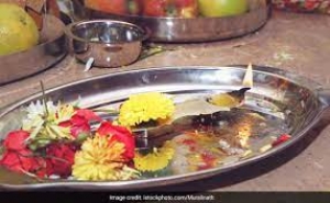 पूजा के बचे हुए फूल फेंकने के बजाय कुछ इस तरह कर लें इस्तेमाल, कूड़ेदान में नहीं फेंकना पड़ेगा इन्हें
