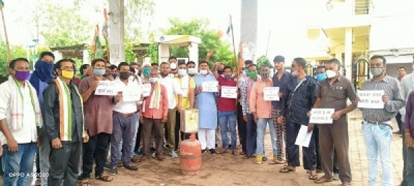 महंगाई के विरोध में कांग्रेसियों ने दिया धरना