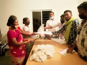 ग्राम पंचायत बीरनपाल में 10 महिला समूह को स्वरोजगार हेतु मशरूम बीज ग्राम सरपंच द्वारा प्रदान किया गया !