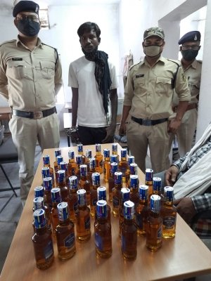 दुर्ग कोतवाली पुलिस द्वारा अवैध शराब के खिलाफ कार्यवाही ,40 पौवा अंग्रेजी शराब किया जप्त