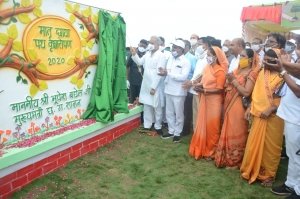 *मातृ छाया पथ वृक्षारोपण के लोकार्पण अवसर पर मुख्यमंत्री ने  रोपा कृष्ण वट और बेल*