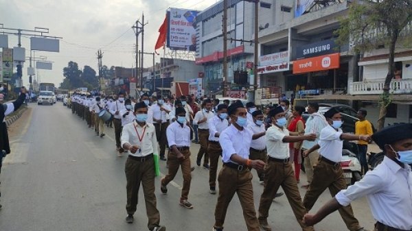पथ संचलन में निकले स्वंयसेवकों पर होती रही पुष्प वर्ष