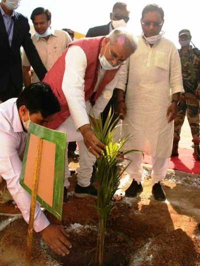 मुख्यमंत्री बघेल ने केंद्रीय विद्यालय गरांजी का किया अवलोकन , मुख्यमंत्री सहित मंत्रीगणों ने विद्यालय परिसर में किया वृक्षारोपण