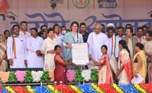 भरोसे का सम्मेलन: मुख्यमंत्री भूपेश बघेल एवं विशिष्ट अतिथि श्रीमती प्रियंका गांधी ने विभिन्न योजनाओं से लाभान्वित हितग्राहियों को सामग्री वितरण किया