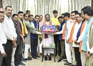 मुख्यमंत्री विष्णु देव साय को बस्तर के ऐतिहासिक &lsquo;गोंचा महापर्व&rsquo; का आमंत्रण : &lsquo;तुपकी&rsquo; भेंट कर किया गया सम्मान