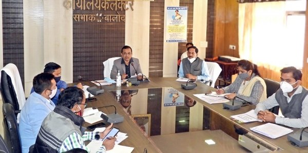 मुख्यमंत्री की घोषणाओं पर शीघ्र अमल करें - कलेक्टर