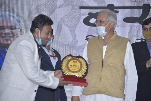 युवा तुर्क जावेद खान किए गए मुख्यमंत्री भूपेश बघेल के हाथों नशा मुक्ति अभियान चलाने के लिए सम्मानित-