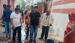 महापौर व आयुक्त सुबह नल खुलने के समय गयानगर व राजीव नगर वार्ड पहुंचे,लोगो की समस्याओं से हुये रूबरू: