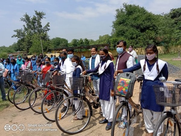 बस्तर सांसद दीपक बैज व विधायक राजमन बेंजांम ने सरस्वती साइकिल योजना के अंतर्गत किया बालिकाओं को निशुल्क साइकिल वितरण...