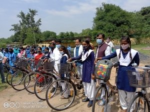 बस्तर सांसद दीपक बैज व विधायक राजमन बेंजांम ने सरस्वती साइकिल योजना के अंतर्गत किया बालिकाओं को निशुल्क साइकिल वितरण...
