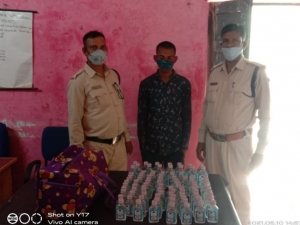 घर में अवैध रूप से शराब बिक्री करते आरोपी को पकड़ा गया