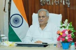 मुख्यमंत्री  बघेल ने स्वेच्छानुदान मद से 02 हितग्राहियों को दिया 02 लाख रूपए की आर्थिक सहायता राशि
