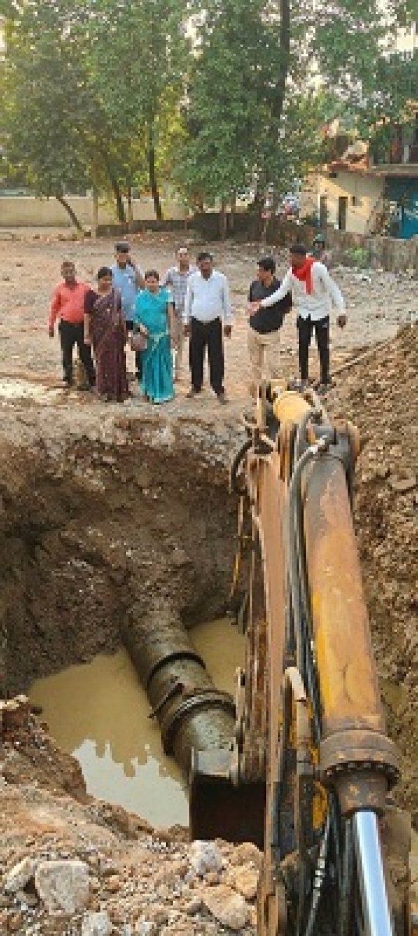 शक्ति नगर में फूटे पाईप लाईन सुधार कार्य जारी गुरुवार देर शाम तक पानी सप्लाई सामान्य होने की संभावना जलगृह प्रभारी ने पार्षदों के साथ किया कार्य स्थल का निरीक्षण