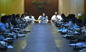 समाधान शिविरों के बेहतर एवं सफल आयोजन हेतु सभी तैयारियां सुनिश्चित की जाए: कलेक्टर श्रीमती मिश्रा