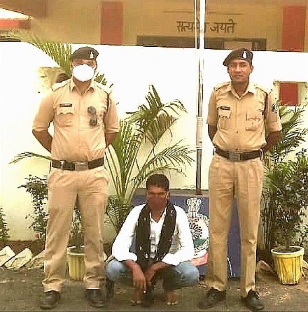 मोबाइल चोर को नगरी पुलिस ने पकड़ा
