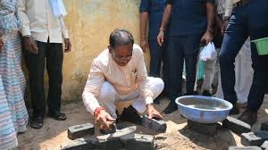 मुख्यमंत्री ने राज मिस्त्री बन सोखता  गड्ढा के लिए की ईट जोड़ाई