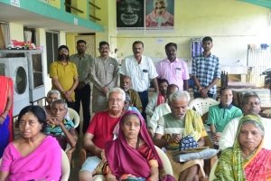 गांधी जयंती पर बुजुर्गों को सहारा मिला तो भर आईं आंखें
