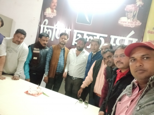 प्रेस क्लब में राजकुमार जोगांश का केक काटकर मनाया गया जन्मदिन । सभी पत्रकार ने दिये बधाईयां