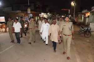 पुलिस अधीक्षक दुर्ग के द्वारा उतई क्षेत्र में ग्रामीणों को अपराध के प्रति जागरूक करने निकाला गया फ्लैग मार्च