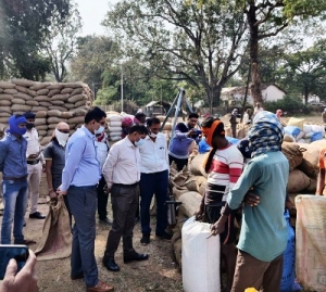 धान खरीदी केंद्र में कानून व्यवस्था का जायजा लेने भ्रमण किया आईजी और एसपी ने