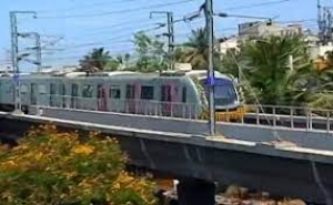 मुंबई में मेट्रो ट्रेन का ट्रायल रन शुरू हुआ, उद्धव ठाकरे ने दिखाई हरी झंडी