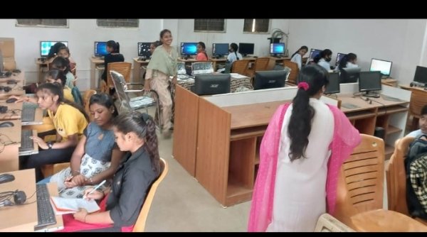 जिला प्रशासन द्वारा संचलित किया जा रहा कम्प्यूटर मोर संगवारी अभियान - स्कूली बच्चों को दिया जा रहा कम्प्यूटर प्रशिक्षण