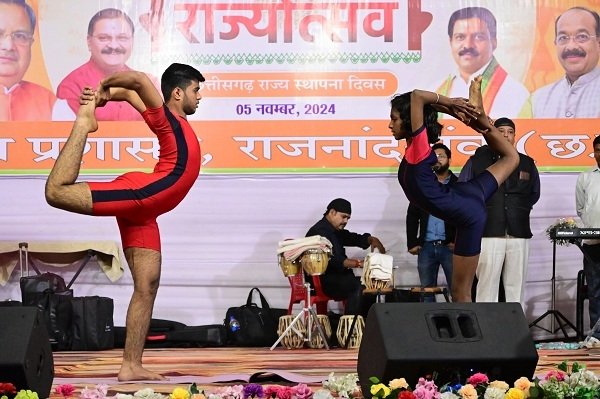 सुप्रसिद्ध भजन एवं गजल गायक श्री प्रभंजय चतुर्वेदी तथा बॉलीवुड की प्रख्यात प्लेबैक सिंगर ऐश्वर्य पंडित ने सुमधुर गीतों से बांधा समां