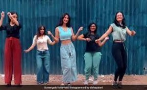 दिशा पटानी अंग्रेजी सॉन्ग &#039;High School&#039; पर दोस्तों संग करती आईं नजर, फैन्स बोले- कमरिया हिला ले