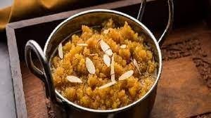इस करवाचौथ मीठे में बनाएं मूंग दाल हलवा, रिश्तों में घुल जाएगी मिठास