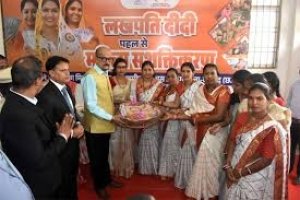 राज्यपाल  डेका ने किया दिव्यांगों को इलेक्ट्रिक व्हील चेयर और हितग्राहियों को चेक का वितरण