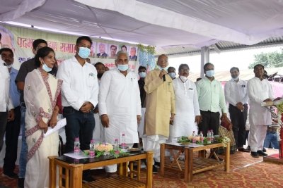 जवाहर वर्मा बैंक अध्यक्ष ने किया सहकारी समिति पहंडोर का निरीक्षण