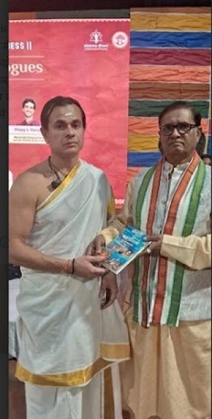 ब्राजील वासी पद्मश्री आचार्य मसेट्टी को "संस्कृति के  चार सोपान" भेंट की आचार्य शर्मा ने