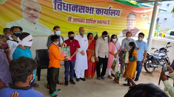 विधायक कार्यालय में भाजपा नेताओं ने सूखा राशन बांटा