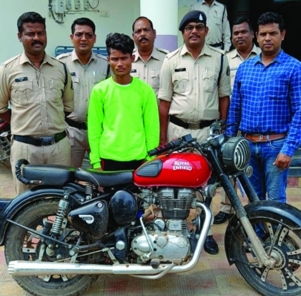चोरी की गाड़ी बेच ने ग्राहक के तलाश में घुम रहा युवक गिरफ्तार