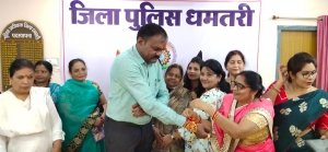 भाजपा महिला मोर्चा के पदाधिकारियों ने पुलिस अधीक्षक को बांधी रक्षा सूत्र