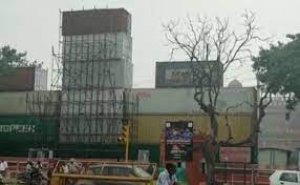 पहली बार लाल किले के सामने लगाए गए बड़े-बड़े कंटेनर, सुरक्षा कारणों से दिल्ली पुलिस की कार्रवाई