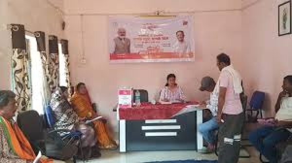 ग्रामीण एवं नगरीय क्षेत्र के नागरिक पंचायतों और नगरीय निकायों में जाकर दे रहे है आवेदन