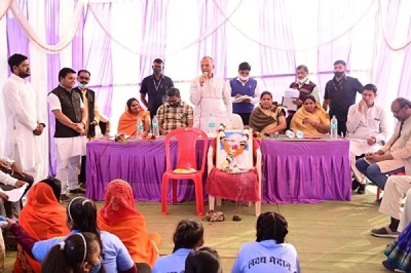गृह मंत्री ताम्रध्वज ने किया दुर्ग ग्रामीण क्षेत्रों का दौरा,लोगों से पूछी समस्याएं अधिकारियों को दिए जल्द समाधान करने के निर्देश