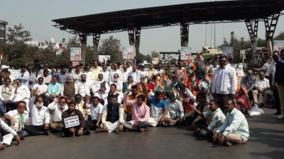 किसान आंदोलन के समर्थन में हुए धरना प्रदर्शन से तीन घंटे  नेशनल हाइवे में थमे रहे वाहनों के पहिए