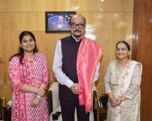राज्यपाल  डेका से सुप्रीम कोर्ट में छत्तीसगढ़ की स्टैंडिंग काउंसिल सुश्री जैन ने की सौजन्य भेंट