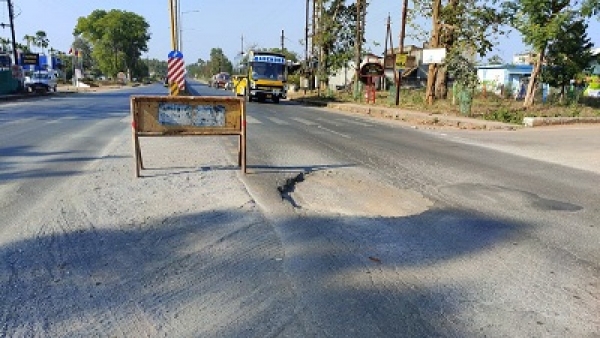 एनएच30 पे बड़ा गड्डा दे रहा दुर्घटना को नेवता,एनएच को टोल नाके पर वसुली के अलावा नही है कुछ का ध्यान