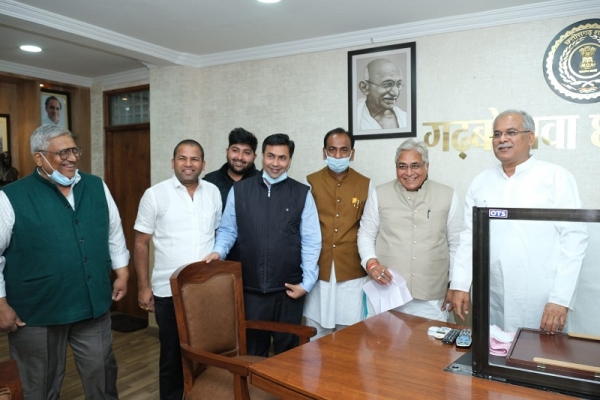 महापौर ने मुख्यमंत्री से मुलाकात की, 2 वर्ष पूर्ण होने पर महापौर ने दी लिया आशीर्वाद: