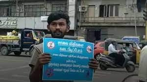 बाइक स्टंट में हुआ था अरेस्ट, अब सिग्नल पर बांट रहा रोड सेफ्टी पैम्पलेट; जानें क्यों