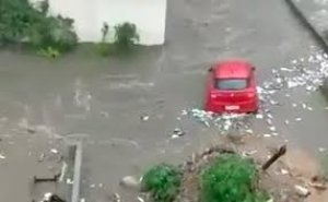गलियों में बाढ़, सड़क पर बहती कार, बेंगलुरु में भारी बारिश के बाद दिखा कुछ ऐसा नजारा