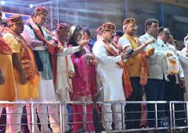 मुख्यमंत्री  विष्णु देव साय ने भगवान झूलेलाल की शोभायात्रा का फूलों से किया भव्य स्वागत