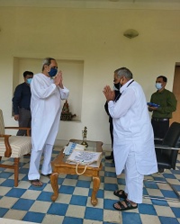 आदिवासी नृत्य में शामिल होने ओडिशा के मुख्यमंत्री..
