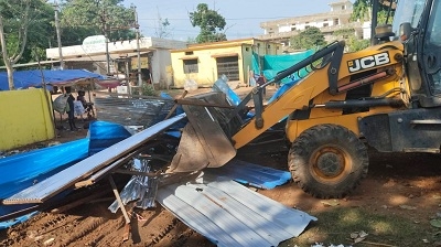 बाजारपारा में अतिक्रमण पर प्रशासन की सख्ती, साप्ताहिक बाजार स्थल से हटाया गया अवैध गैरेज