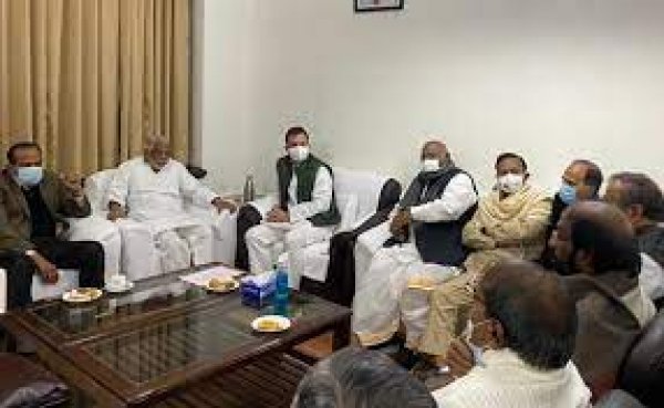 सांसदों का निलंबन वापस लेने पर विपक्ष का जोर, राज्&zwj;यसभा चेयरमैन से मुलाकात की
