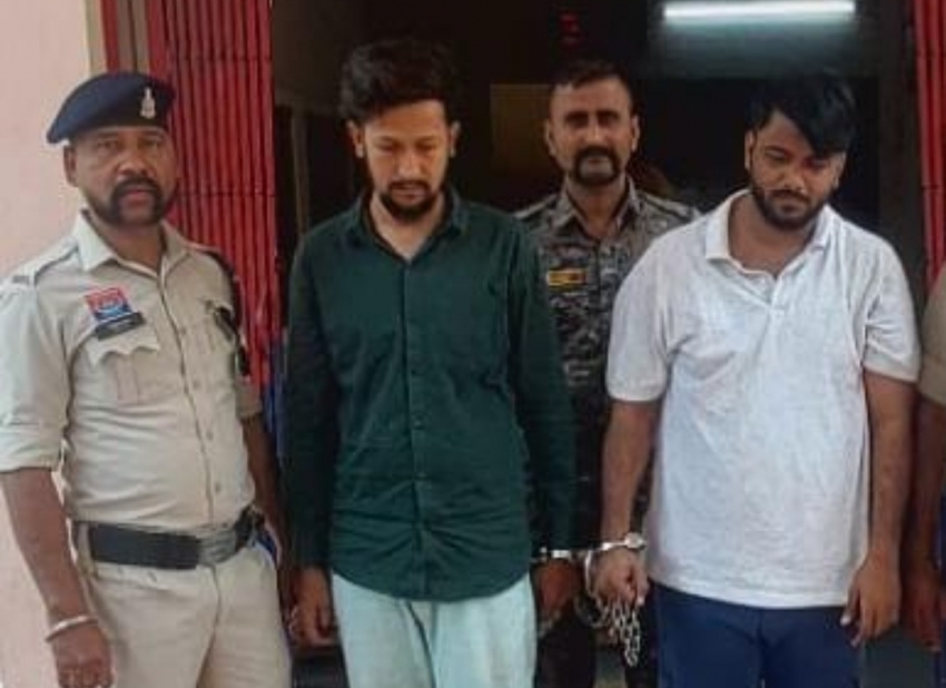 धमतरी पुलिस का नशे के सौदागरों पर बड़ा प्रहार, 2 आरोपी चिट्टा सहित गिरफ्तार- कार, नकदी सहित 2.29 लाख की संपत्ति जब्त, जीरो टॉलरेंस अभियान जारी