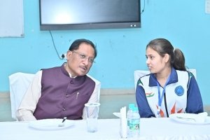 मुख्यमंत्री ने आकांक्षा विद्यालय में नीट जेईई कोचिंग के  विद्यार्थियों से किया संवाद 